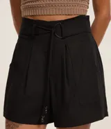 Short de cintura alta en tejido viscolino color rojo, de corte holgado, con cintura elástica, trabillas y cinturón incorporado con hebilla de doble anilla y tiras con punteras.