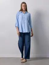 Camisa de lino color beige de la marca Dash, con cuello camisero, cierre frontal con botones, manga larga regulable con presilla y un bolsillo aplicado en el pecho.