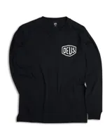 Remera negra de manga larga con cuello redondo y logo de Deus Ex Machina estampado en el pecho.