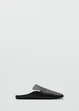 Zapato tipo mule de cuero ovino, con diseño minimalista, punta cuadrada y suela plana.