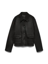 Campera corta de manga larga y color negro, con cuello clásico, cierre frontal de botones y bolsillos delanteros con solapa.