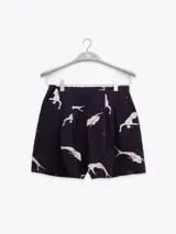 Shorts de viscosa con estampado de flores y rayas verticales, cintura elastizada, pliegues al frente y bolsillos laterales.