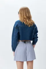 Short a rayas verticales celestes y blancas con elástico en la cintura.