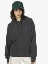 Hoodie Carhartt de corte oversize y silueta tipo globo, en color negro con efecto lavado. Presenta capucha con cordones ajustables, puños y ruedo acanalados, y una etiqueta cuadrada distintiva de la marca aplicada en el pecho.