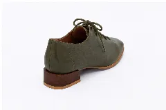 Zapatos acordonados de cuero color negro, con diseño de punta cuadrada, costuras centrales decorativas y suela marrón con taco bajo.
