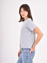 Remera de algodón con efecto lavado, cuello redondo y mangas cortas con bordes enrollados.