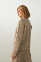 Sweater marrón de tejido de punto industrial, con cuello a la base.