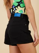 Short de jean blanco de cintura alta, corte slim fit, con cierre de botón y cremallera.