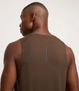 Musculosa deportiva color bordó, sin mangas y cuello redondo.