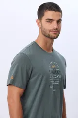 Remera T-shirt de algodón color gris oscuro con estampado frontal de estilo vintage con una motocicleta, texto "Authentic Legacy The Original" y "NYC".