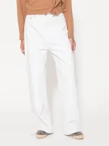 Pantalón de jean blanco, corte wide leg, con detalles de recortes y remaches tipo carpintero.