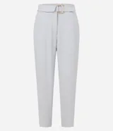 Pantalón negro de vestir, de corte recto, con tiro alto, cinturón con hebilla metálica y bolsillos laterales.