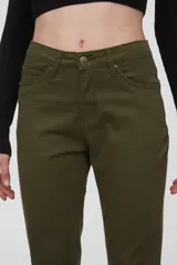 Pantalon de jean negro, corte skinny y tiro medio, con cierre frontal y bolsillos laterales.