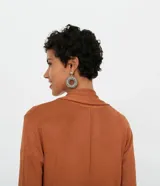 Cardigan largo femenino de la marca Blue Steel, confeccionado en tejido de punto liso color gris. Presenta diseño abierto sin cierres y cuello tipo chal.