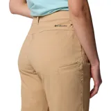 Pantalón de senderismo color beige, de corte recto y cintura media. Cuenta con rodillas articuladas para mayor movilidad, múltiples bolsillos funcionales y tecnología de protección solar y repelencia a líquidos.