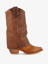 Bota de caña media color marrón con detalle de tramado en los laterales. Diseño de punta fina y taco ancho bajo.