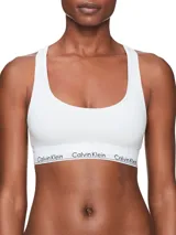 Bralette deportivo Calvin Klein color blanco, sin relleno ni forro, con espalda cruzada y banda elástica con logo de la marca.