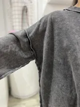 Buzo deportivo gris nevado con costuras externas y tela elastizada.