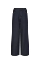 Jean wide leg de tiro alto color azul oscuro, con bolsillos delanteros curvos, bolsillos traseros y cierre frontal de cremallera y botón con pespuntes en contraste.