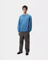 Pantalón de corte regular cónico confeccionado en sarga de algodón orgánico. Presenta cinturilla elástica con cordón, bolsillos laterales para herramientas y bragueta con cremallera.