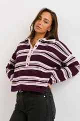 Sweater de punto con diseño de rayas horizontales en color vino y rosa claro, con cuello polo y cierre frontal de botones.