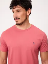 Remera de manga corta color azul, con cuello redondo y diseño clásico, confeccionada con un pequeño logo bordado en el pecho.