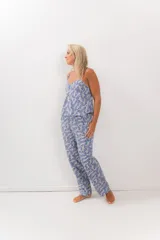 Pijama de fibrana de seda estampada con tigres, compuesto por una musculosa de bretel fino y un pantalón recto con elástico en la cintura.