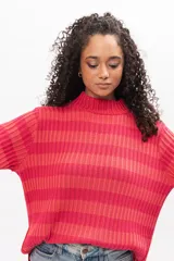 Buzo de tejido de punto con cuello alto, manga larga y diseño a rayas horizontales en tonos fucsia y naranja.