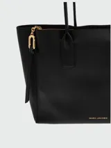 Cartera tipo tote bag Marc Jacobs The Puffy J Marc Work Tote, color negro con herrajes dorados y logotipo de la marca impreso en el frente.