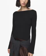 Remera negra de manga larga con cuello barco, confeccionada en tejido elástico y entallado.