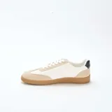 Zapatillas bajas de lona color blanco y beige con suela marrón.