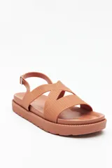 Sandalia negra con tiras entrelazadas ajustables y hebilla metálica. Su base es chunky de goma liviana y su suela elevada de 3,5cm.