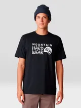 Remera negra de manga corta con estampado gráfico blanco de la marca Mountain Hardwear en el pecho.