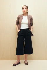 Pantalón capri negro acampanado de algodón con inspiración cargo, corte amplio y bolsillos laterales.