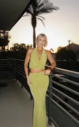 Conjunto de dos piezas color verde lima brillante, compuesto por un top anudado con escote profundo en V y una falda midi ajustada.