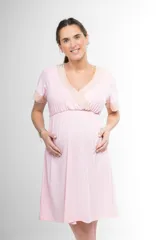 Camisón maternal color verde claro, confeccionado en algodón con escote en V cruzado y detalle de puntilla elastizada. Tiene mangas cortas con terminación de puntilla y frunces debajo del busto para mayor amplitud.