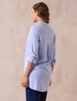 Camisa celeste de lino marca Cable & Gauge, con cuello con solapa, abertura central con botones, bolsillos delanteros, mangas largas regulables con presilla y botón, y largo de espalda mayor al delantero.