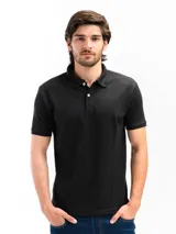Remera polo negra de manga corta, con cuello de polo y tapeta de dos botones blancos.