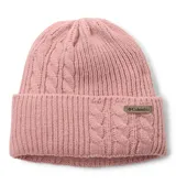 Gorro de punto tejido con diseño de trenzas y canalé, color rosado. Cuenta con un borde doblado y una banda interior forrada de micropolar para mayor calidez. Incluye una etiqueta de cuero sintético con el logo de la marca en el frente.