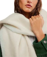 Bufanda manta de tejido suave y peluche, color celeste claro, con flecos largos en los extremos de color beige.