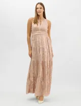 Vestido largo de fiesta con escote halter y apertura frontal en forma de gota. Presenta una faja en la cintura decorada con apliques de strass y una falda maxi estructurada en paneles escalonados con pliegues. Posee cierre invisible en la espalda y forro interno.