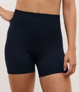 Bermuda deportiva de ciclismo en poliamida seamless, color azul marino, con cintura elástica de tiro alto y detalles laterales acanalados.