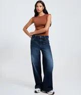 Body femenino de algodón con cuello redondo y diseño sin mangas. Presenta un corte ajustado al cuerpo con fruncidos laterales y cierre en la entrepierna.