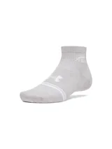 Medias deportivas cortas Under Armour de color gris melange, con el logo de la marca y líneas blancas en la parte superior del empeine.