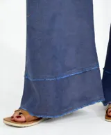 Pantalón palazzo color ladrillo, de tiro alto y corte amplio. Confeccionado en lino.