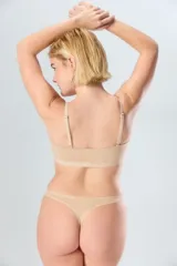 Bombacha tipo colaless de diseño minimalista y corte clásico, confeccionada en tejido suave y elástico con forro de algodón.