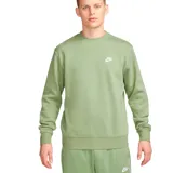 Buzo de cuello redondo Nike Sportswear Club Fleece, confeccionado en tejido suave con interior de felpa. Presenta un diseño liso en color verde oliva con el logo de la marca bordado en blanco en el lado izquierdo del pecho, puños y ruedo acanalados.