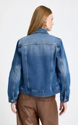 Chaqueta de jean clásica con cierre frontal de botones metálicos, bolsillos frontales con solapa y costuras reforzadas. Presenta un lavado azul medio con efecto desgastado.