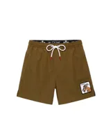Short de baño color verde oliva con cintura elástica y cordón ajustable blanco. Presenta un parche bordado en la pierna derecha con la ilustración de una cabra y la inscripción G.O.A.T.