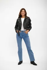 Campera tipo biker de cuero sintético en color negro, con cierre frontal asimétrico, solapas con broches metálicos y cinturón ajustable en la cintura.